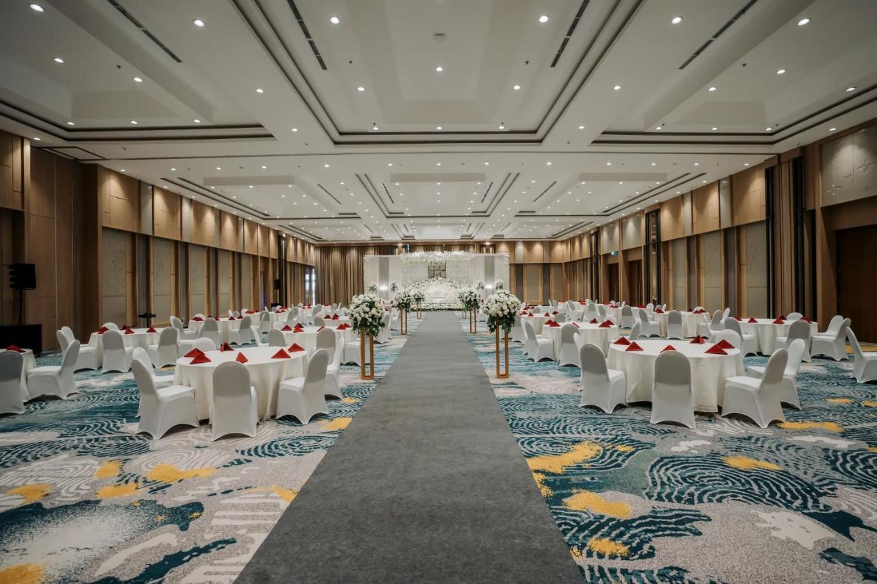 Luwansa Hotel And Convention Center Manado Esterno foto